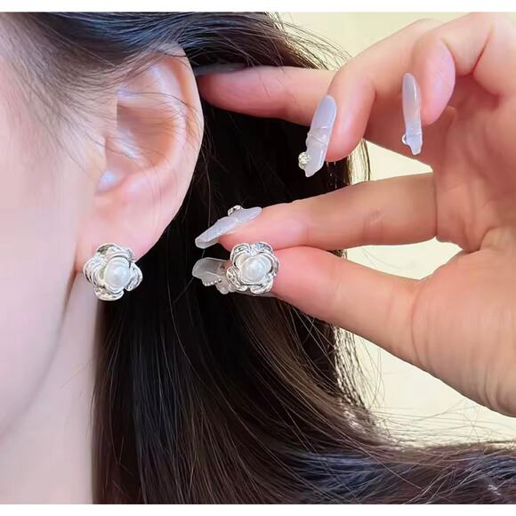 Clip on 1/2" small silver and white pearl flower button style earrings - Picture 1 of 4